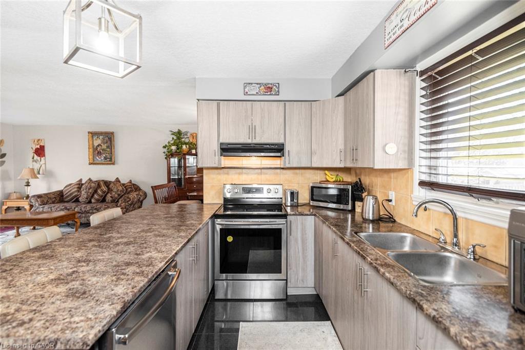 91 Thorburn Street S, Cayuga, ON - Indoor Photo Showing Kitchen With Double Sink