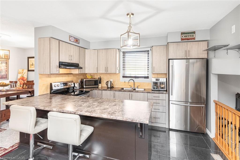 91 Thorburn Street S, Cayuga, ON - Indoor Photo Showing Kitchen With Double Sink