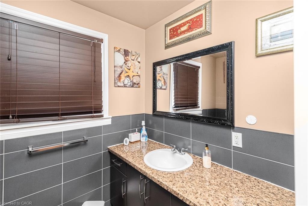 91 Thorburn Street S, Cayuga, ON - Indoor Photo Showing Bathroom