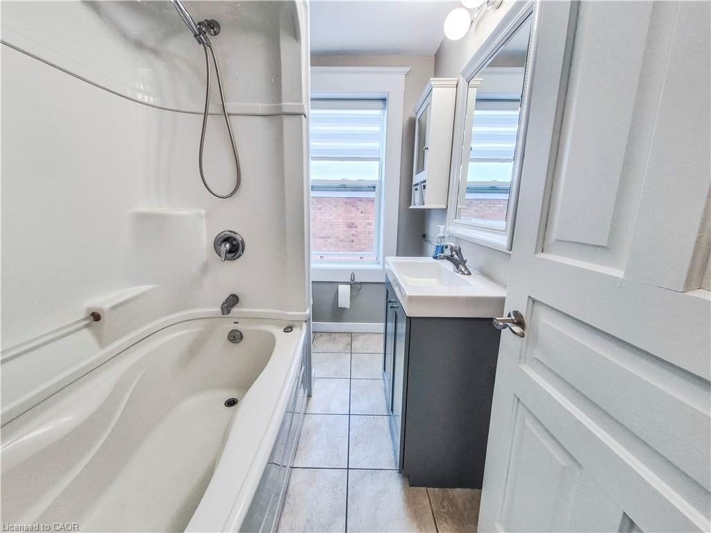 2-60 Betzner Avenue N, Kitchener, ON - Indoor Photo Showing Bathroom