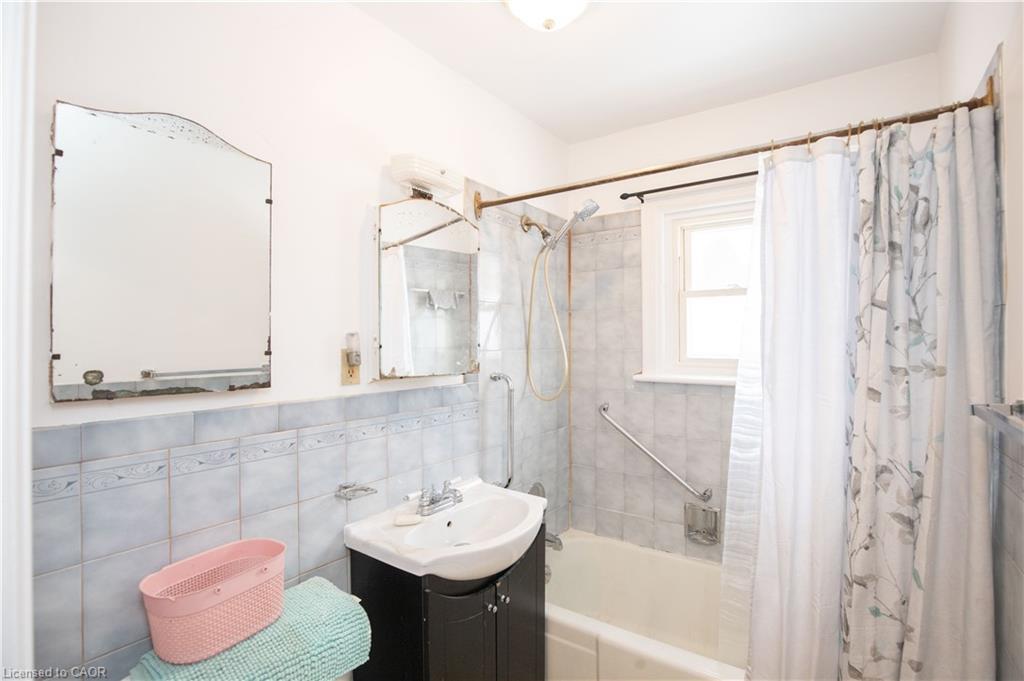 90 Osler Drive, Dundas, ON - Indoor Photo Showing Bathroom