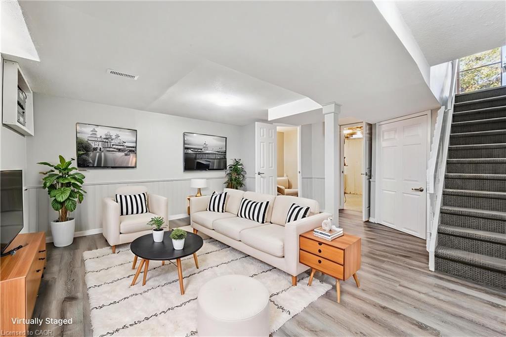 51-210 Glamis Road, Cambridge, ON - Indoor Photo Showing Living Room