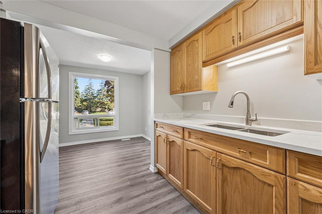 51-210 Glamis Road, Cambridge, ON - Indoor Photo Showing Kitchen With Double Sink