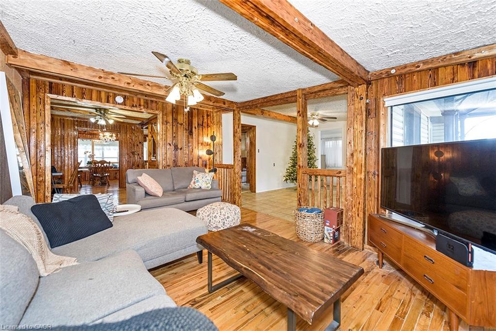 58 Eastvale Place, Hamilton, ON - Indoor Photo Showing Living Room
