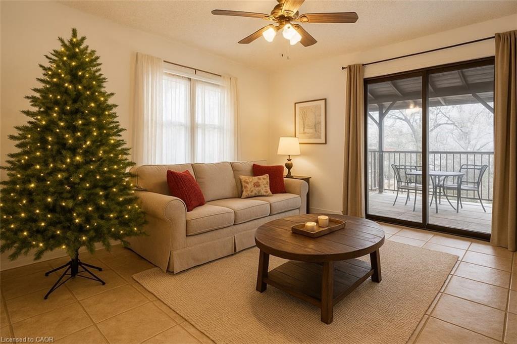 58 Eastvale Place, Hamilton, ON - Indoor Photo Showing Living Room