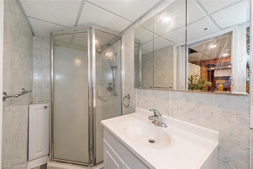 58 Eastvale Place, Hamilton, ON - Indoor Photo Showing Bathroom