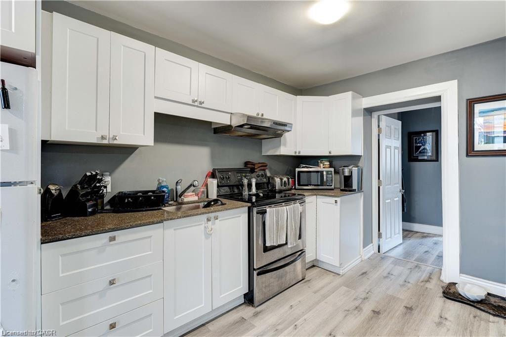 Upper-24 Avalon Place, Hamilton, ON - Indoor Photo Showing Kitchen