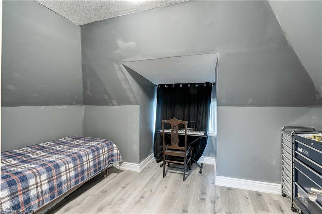 Upper-24 Avalon Place, Hamilton, ON - Indoor Photo Showing Bedroom