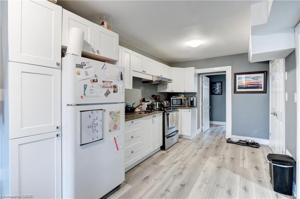 Upper-24 Avalon Place, Hamilton, ON - Indoor Photo Showing Kitchen