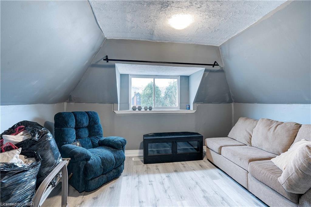 Upper-24 Avalon Place, Hamilton, ON - Indoor Photo Showing Other Room