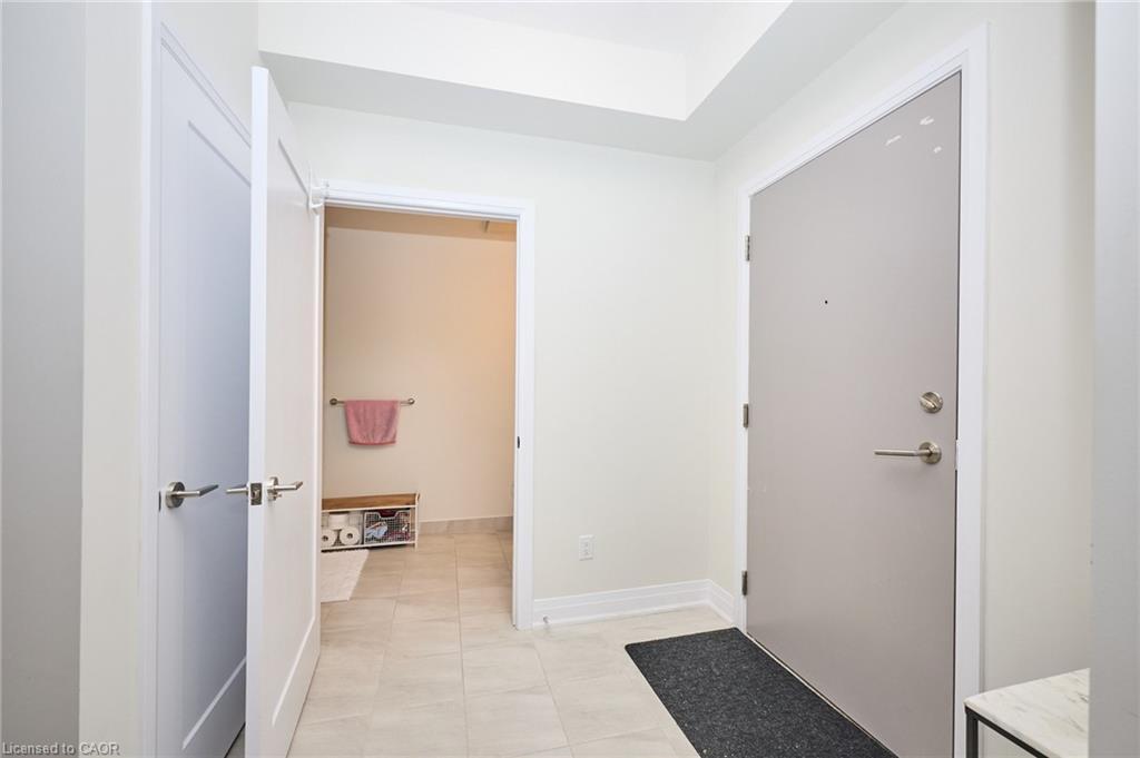 530-16 Concord Place, Grimsby, ON - Indoor Photo Showing Other Room