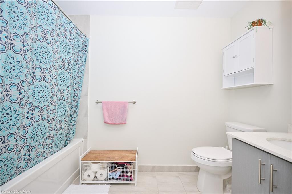 530-16 Concord Place, Grimsby, ON - Indoor Photo Showing Bathroom