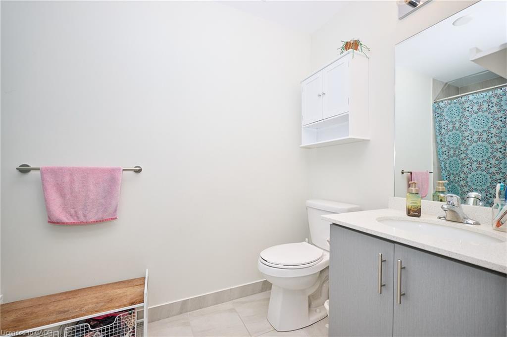 530-16 Concord Place, Grimsby, ON - Indoor Photo Showing Bathroom