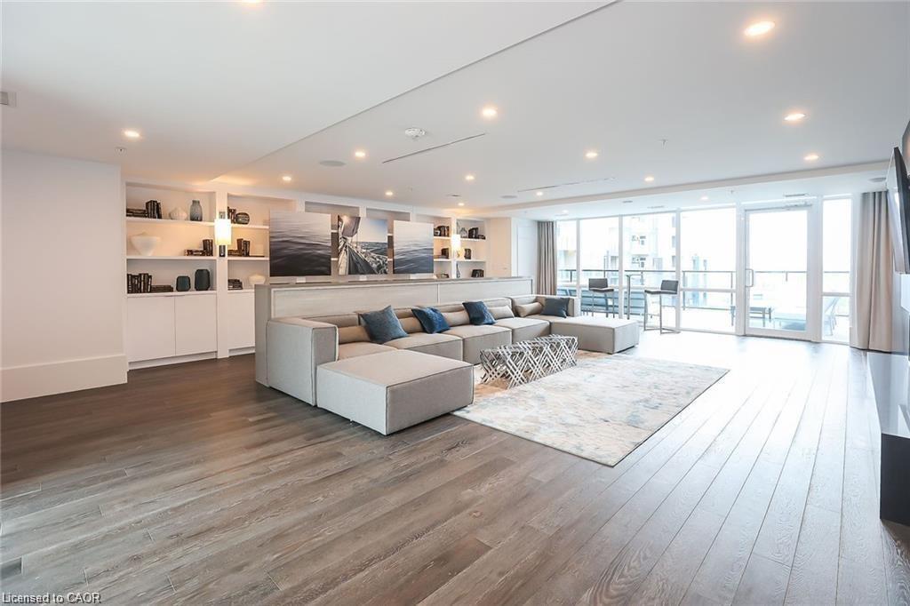 530-16 Concord Place, Grimsby, ON - Indoor Photo Showing Living Room