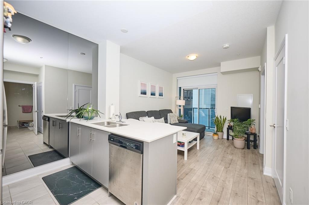 530-16 Concord Place, Grimsby, ON - Indoor Photo Showing Kitchen With Double Sink