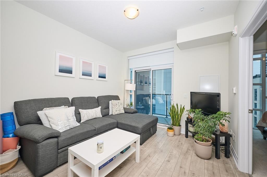 530-16 Concord Place, Grimsby, ON - Indoor Photo Showing Living Room