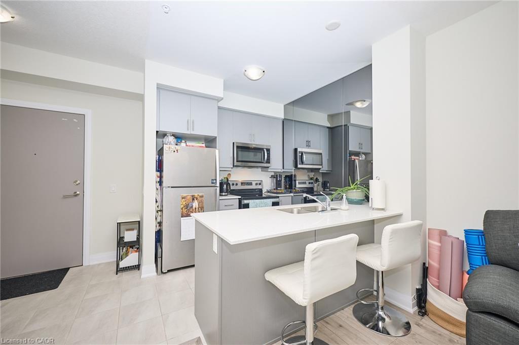 530-16 Concord Place, Grimsby, ON - Indoor Photo Showing Kitchen