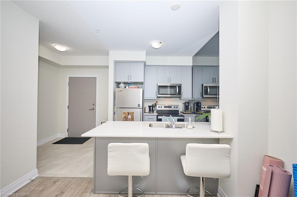 530-16 Concord Place, Grimsby, ON - Indoor Photo Showing Kitchen With Stainless Steel Kitchen