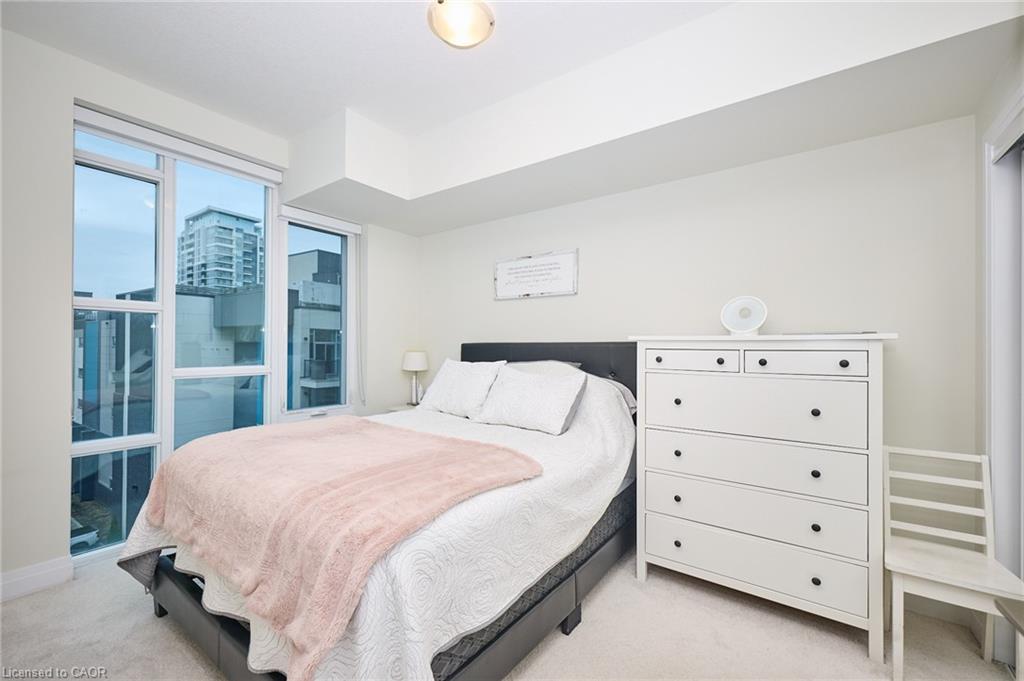 530-16 Concord Place, Grimsby, ON - Indoor Photo Showing Bedroom