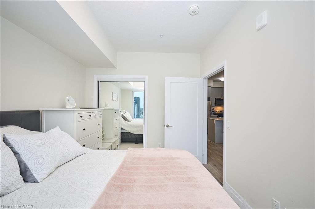 530-16 Concord Place, Grimsby, ON - Indoor Photo Showing Bedroom