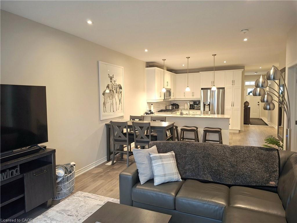 5 Mcclay Avenue, Grimsby, ON - Indoor Photo Showing Living Room