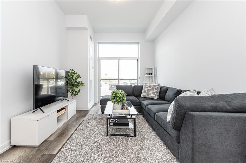 121-450 Dundas Street E, Waterdown, ON - Indoor Photo Showing Living Room