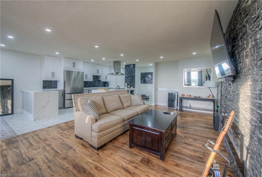 410-185 Kehl Street, Kitchener, ON - Indoor Photo Showing Living Room