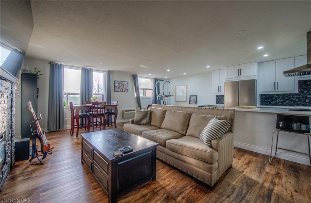410-185 Kehl Street, Kitchener, ON - Indoor Photo Showing Living Room