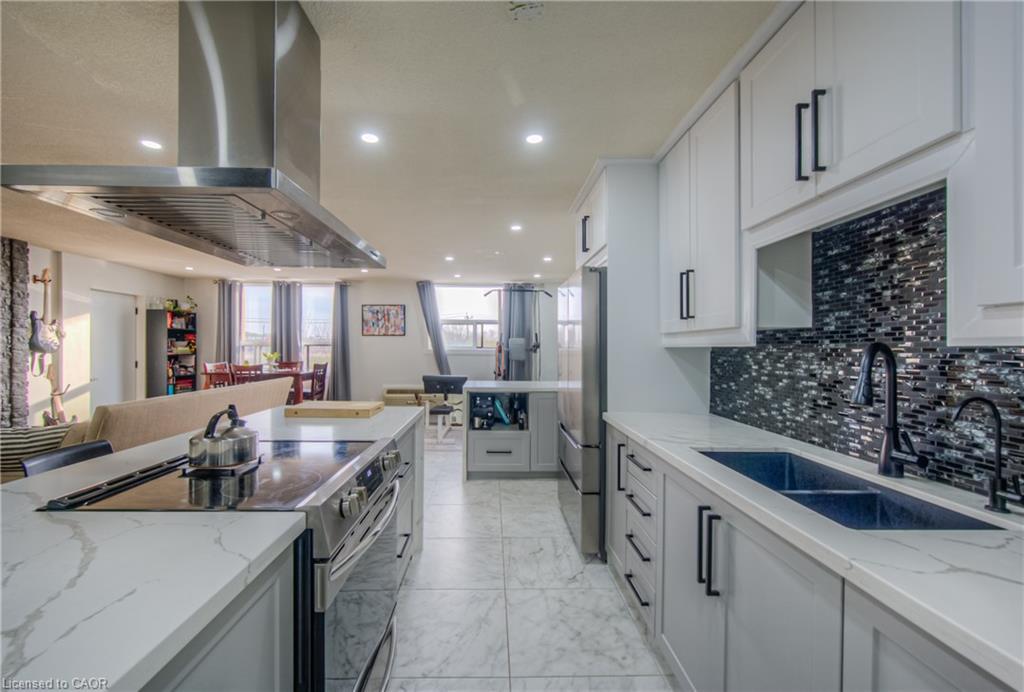 410-185 Kehl Street, Kitchener, ON - Indoor Photo Showing Kitchen With Double Sink With Upgraded Kitchen