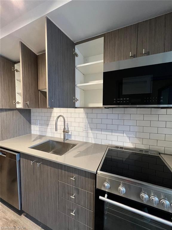 405-5 Wellington Street S, Kitchener, ON - Indoor Photo Showing Kitchen