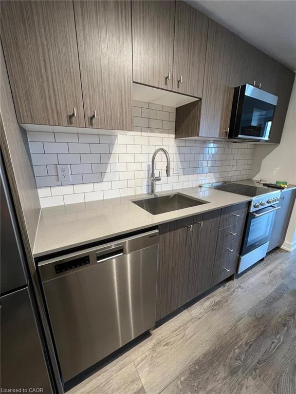 405-5 Wellington Street S, Kitchener, ON - Indoor Photo Showing Kitchen