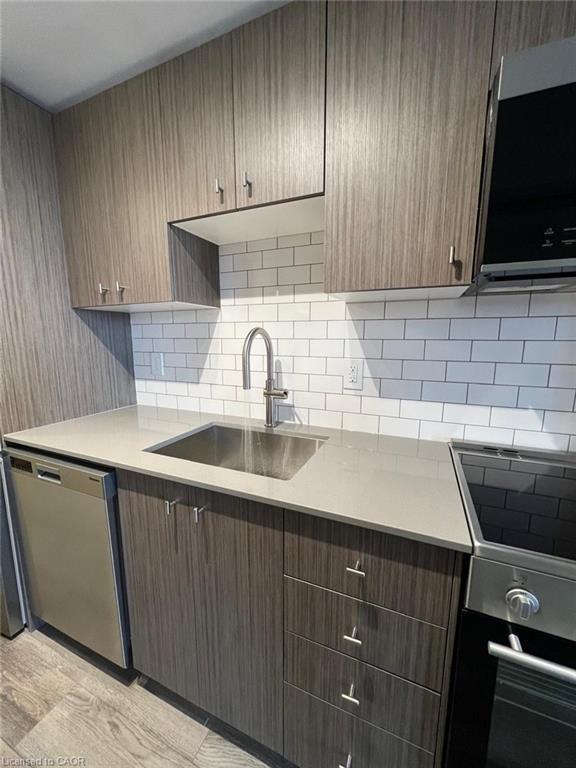 405-5 Wellington Street S, Kitchener, ON - Indoor Photo Showing Kitchen