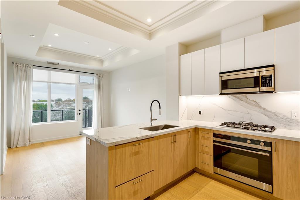 307-123 Maurice Drive, Oakville, ON - Indoor Photo Showing Kitchen With Upgraded Kitchen