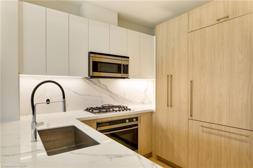 307-123 Maurice Drive, Oakville, ON - Indoor Photo Showing Kitchen With Upgraded Kitchen