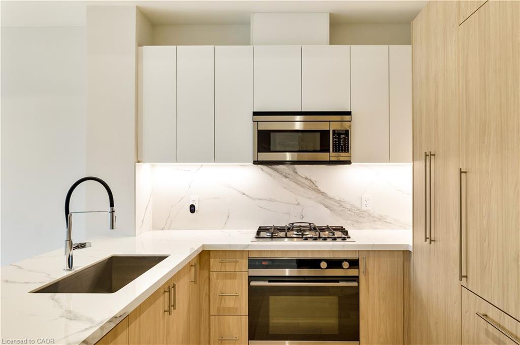 307-123 Maurice Drive, Oakville, ON - Indoor Photo Showing Kitchen With Upgraded Kitchen