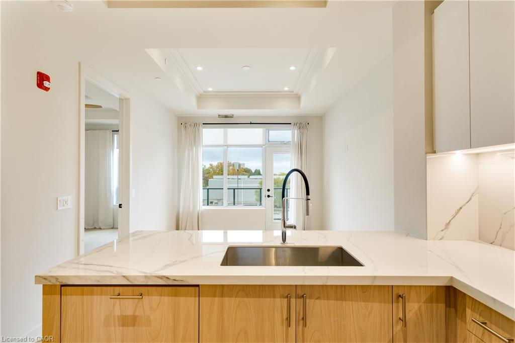 307-123 Maurice Drive, Oakville, ON - Indoor Photo Showing Kitchen