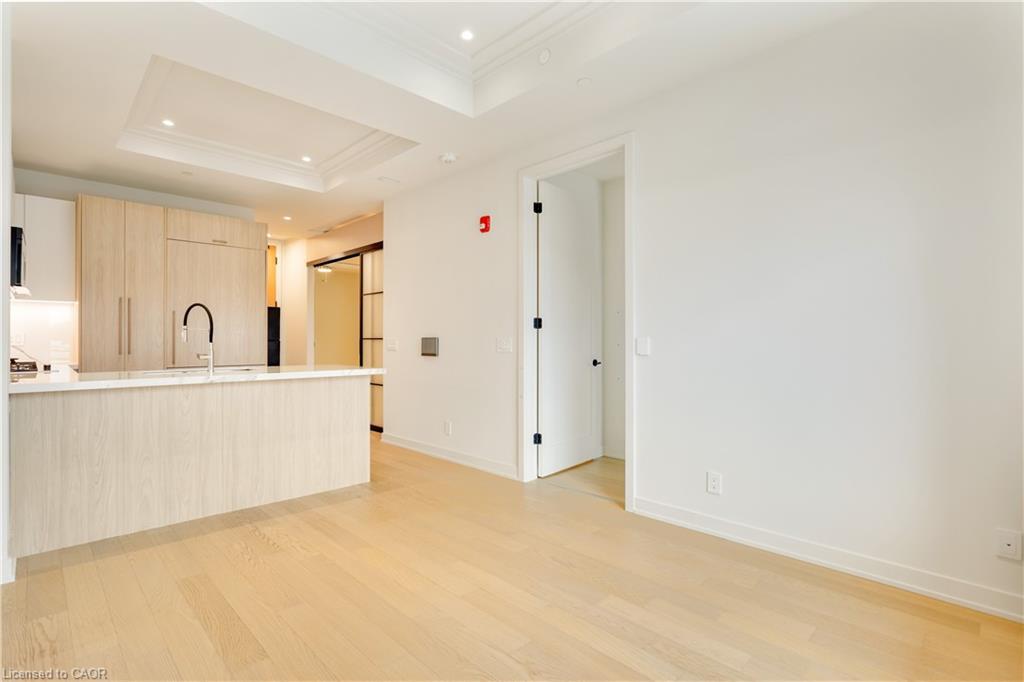 307-123 Maurice Drive, Oakville, ON - Indoor Photo Showing Kitchen