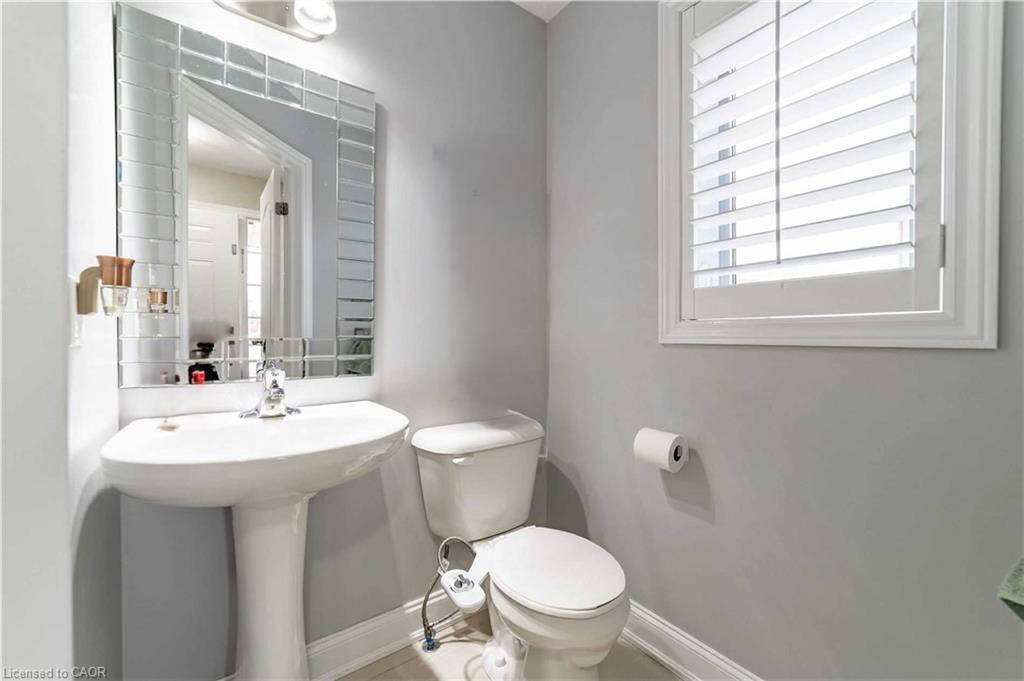 (Upper)-560 Landgren Crt, Kitchener, ON - Indoor Photo Showing Bathroom