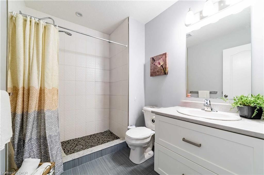 (Upper)-560 Landgren Crt, Kitchener, ON - Indoor Photo Showing Bathroom