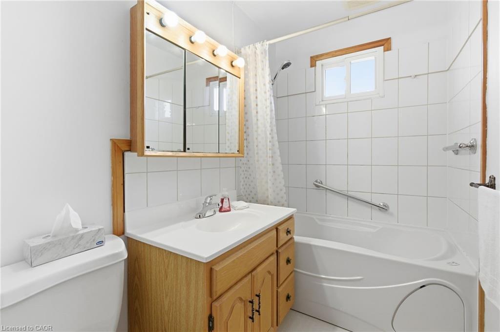 66 Rose Avenue, Thorold, ON - Indoor Photo Showing Bathroom
