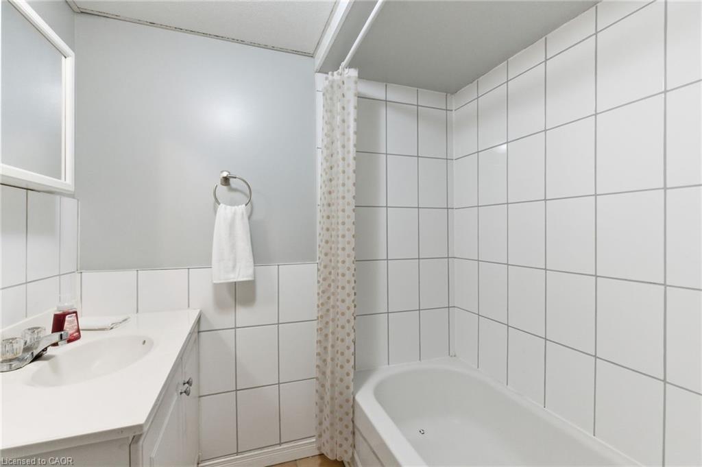 66 Rose Avenue, Thorold, ON - Indoor Photo Showing Bathroom