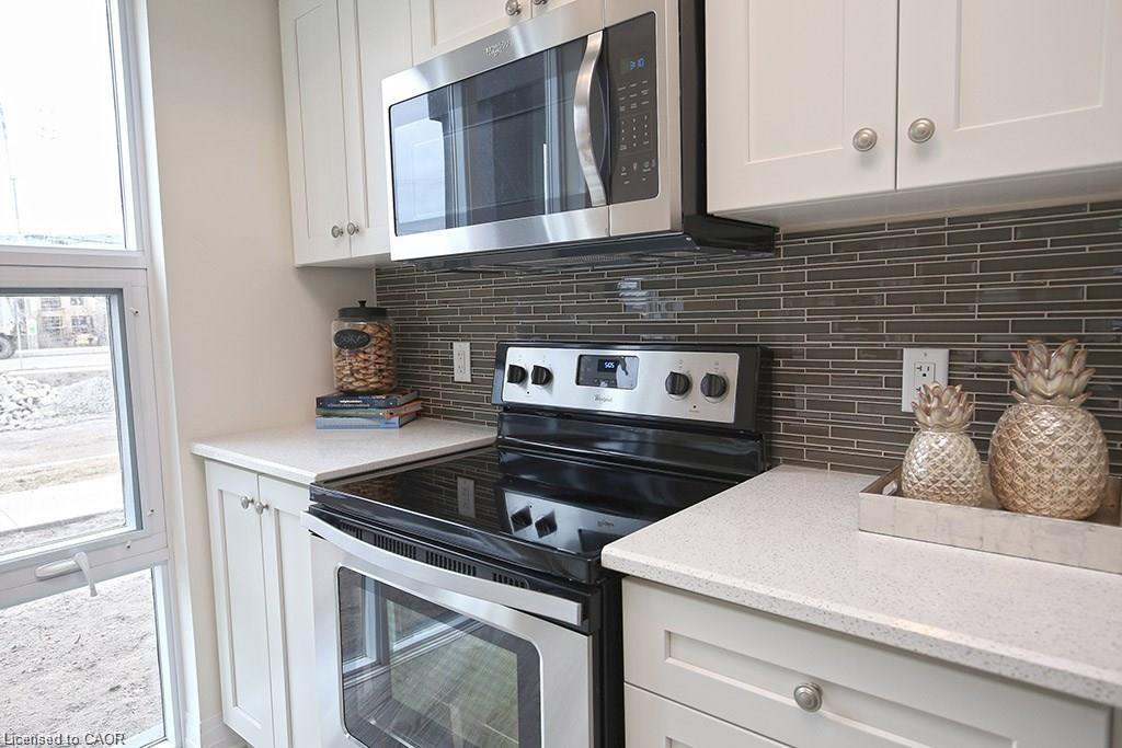 108-10 Concord Place, Grimsby, ON - Indoor Photo Showing Kitchen