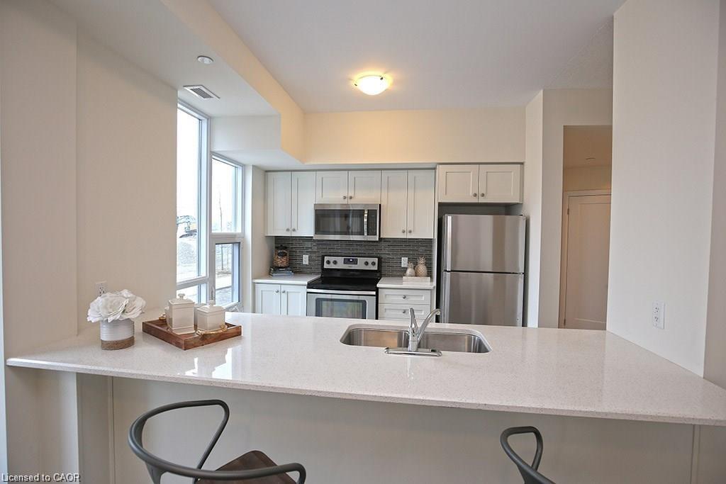 108-10 Concord Place, Grimsby, ON - Indoor Photo Showing Kitchen With Upgraded Kitchen