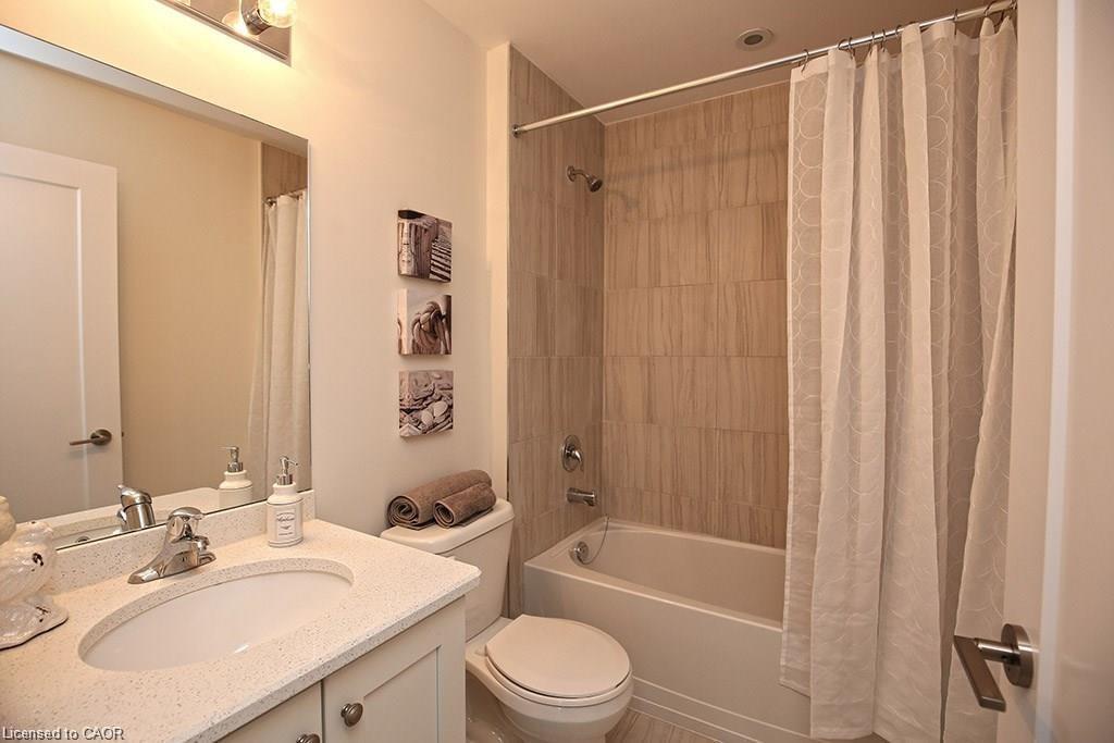 108-10 Concord Place, Grimsby, ON - Indoor Photo Showing Bathroom
