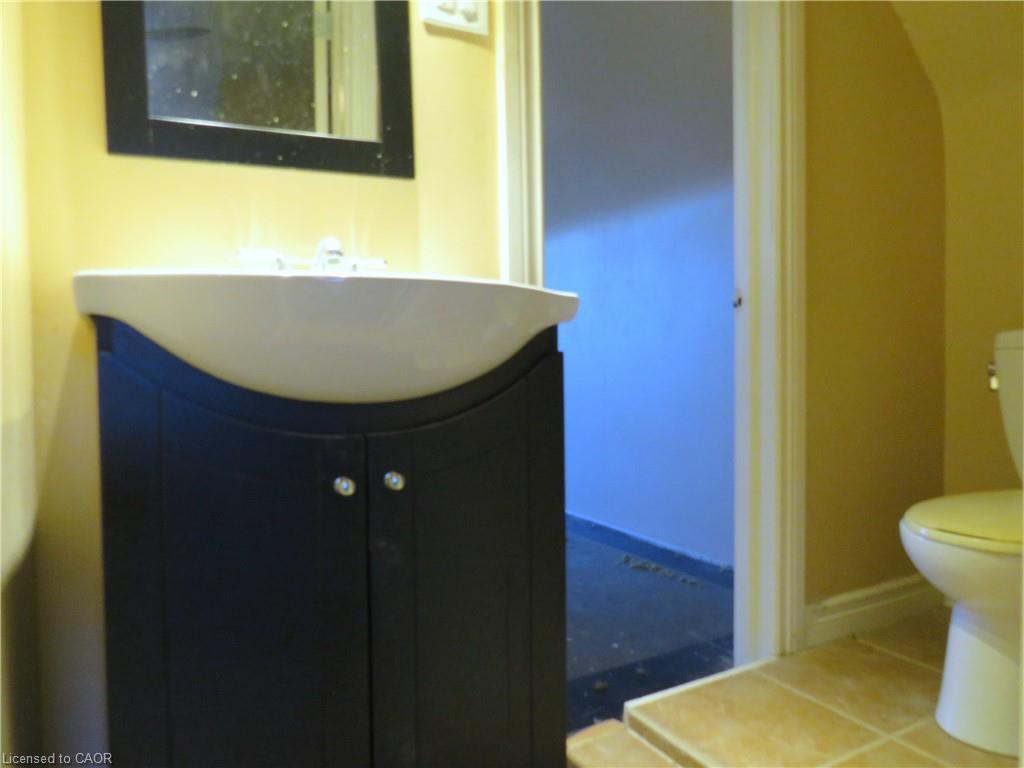 120 Sanford Avenue S, Hamilton, ON - Indoor Photo Showing Bathroom