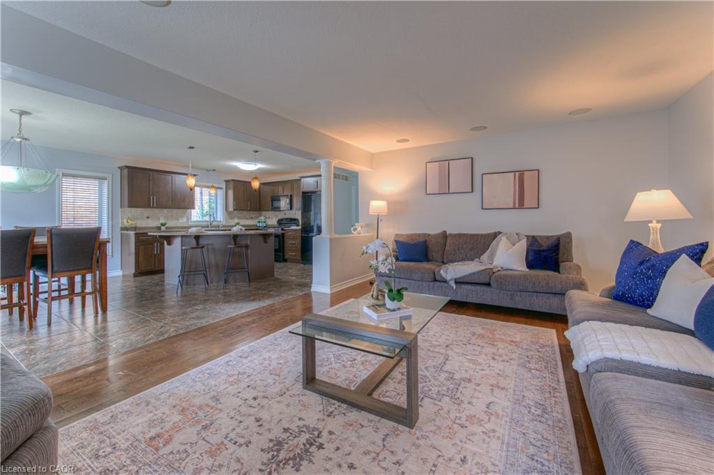 139 Pebblecreek Drive, Kitchener, ON - Indoor Photo Showing Living Room