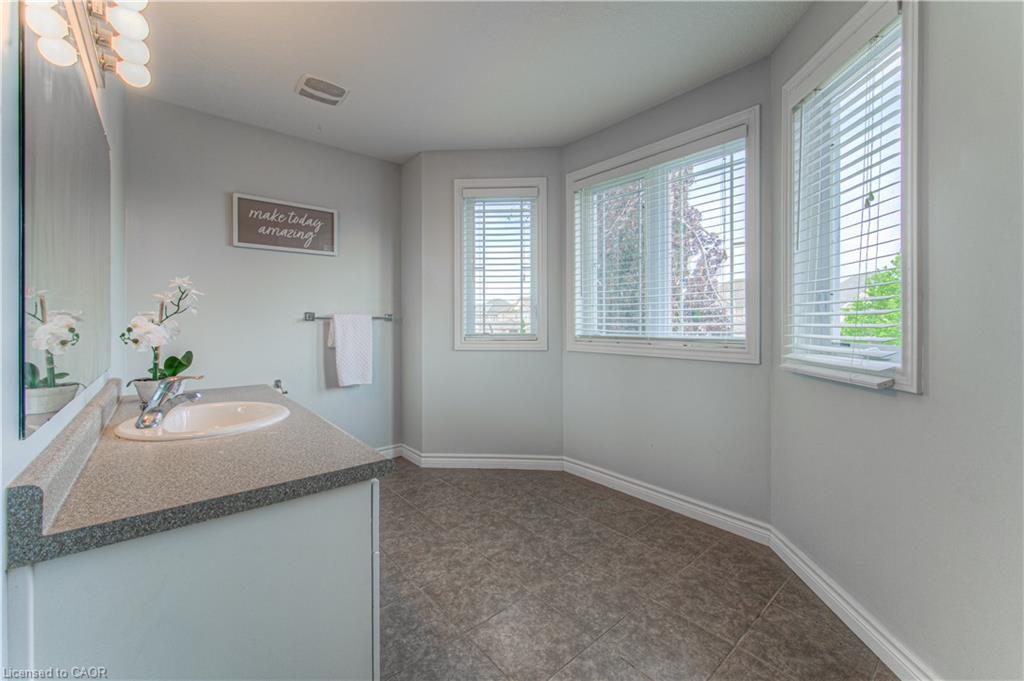 139 Pebblecreek Drive, Kitchener, ON - Indoor Photo Showing Bathroom