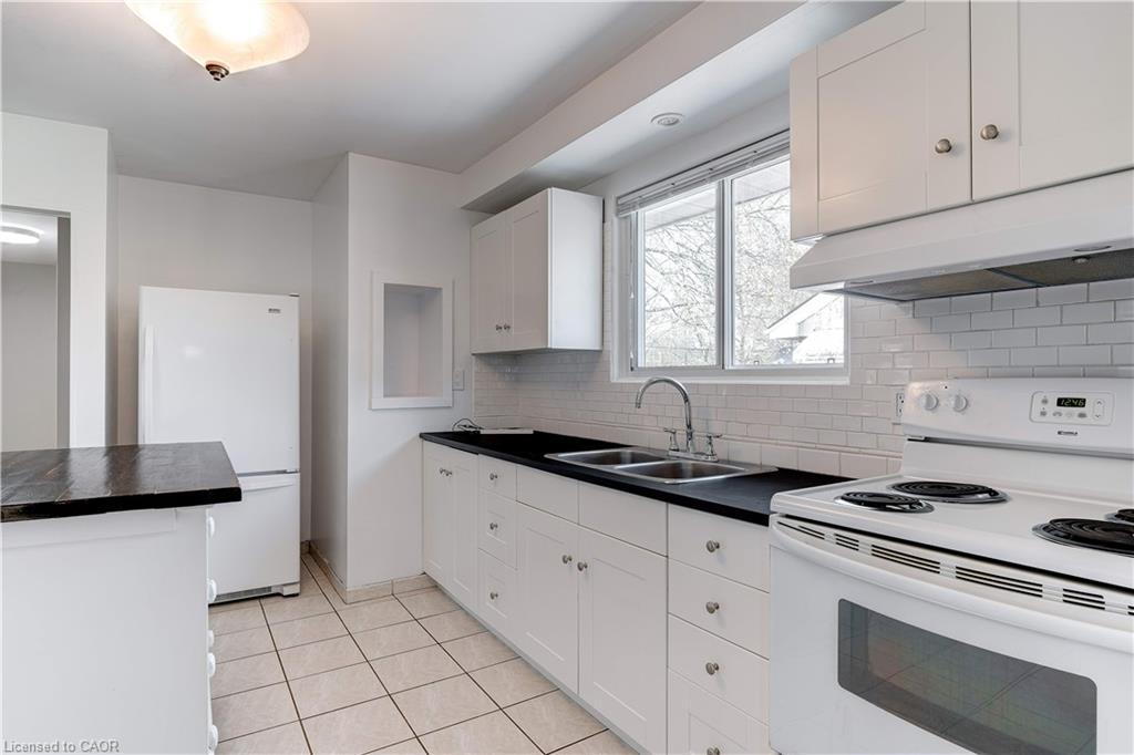 Upper-164 West 19Th Street, Hamilton, ON - Indoor Photo Showing Kitchen With Double Sink