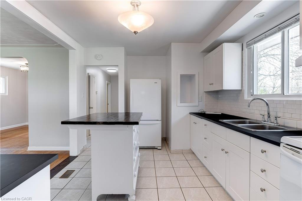 Upper-164 West 19Th Street, Hamilton, ON - Indoor Photo Showing Kitchen With Double Sink