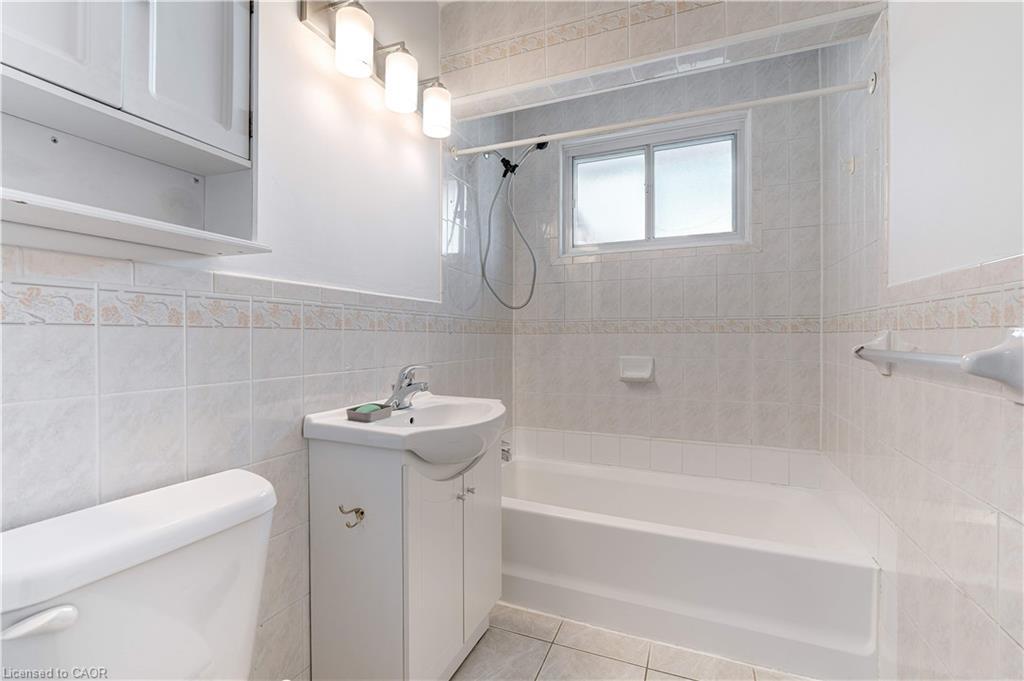 Upper-164 West 19Th Street, Hamilton, ON - Indoor Photo Showing Bathroom